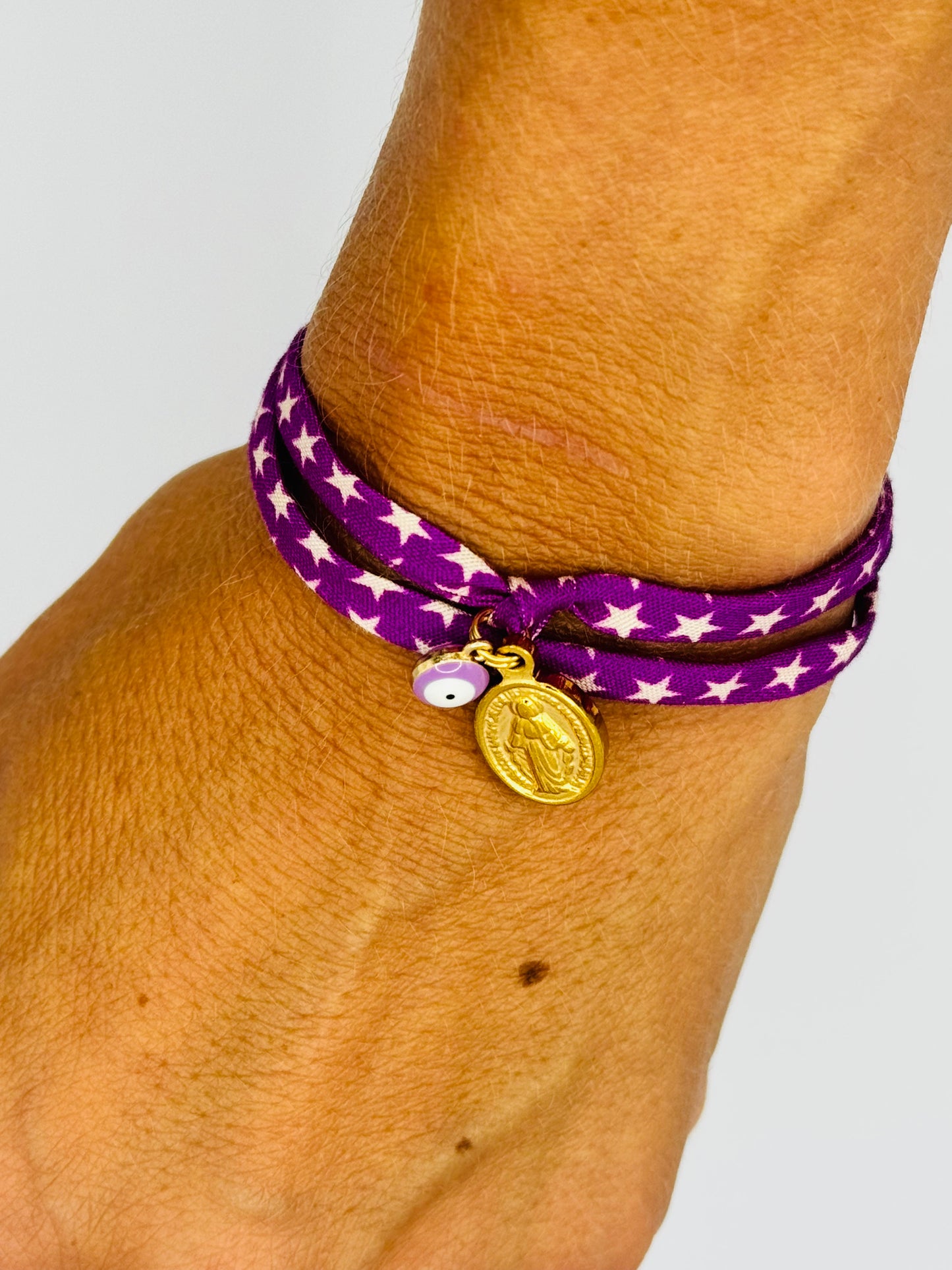 Amulette YÜYÜ – Lien étoiles violet, médaille vierge dorée & oeil parme