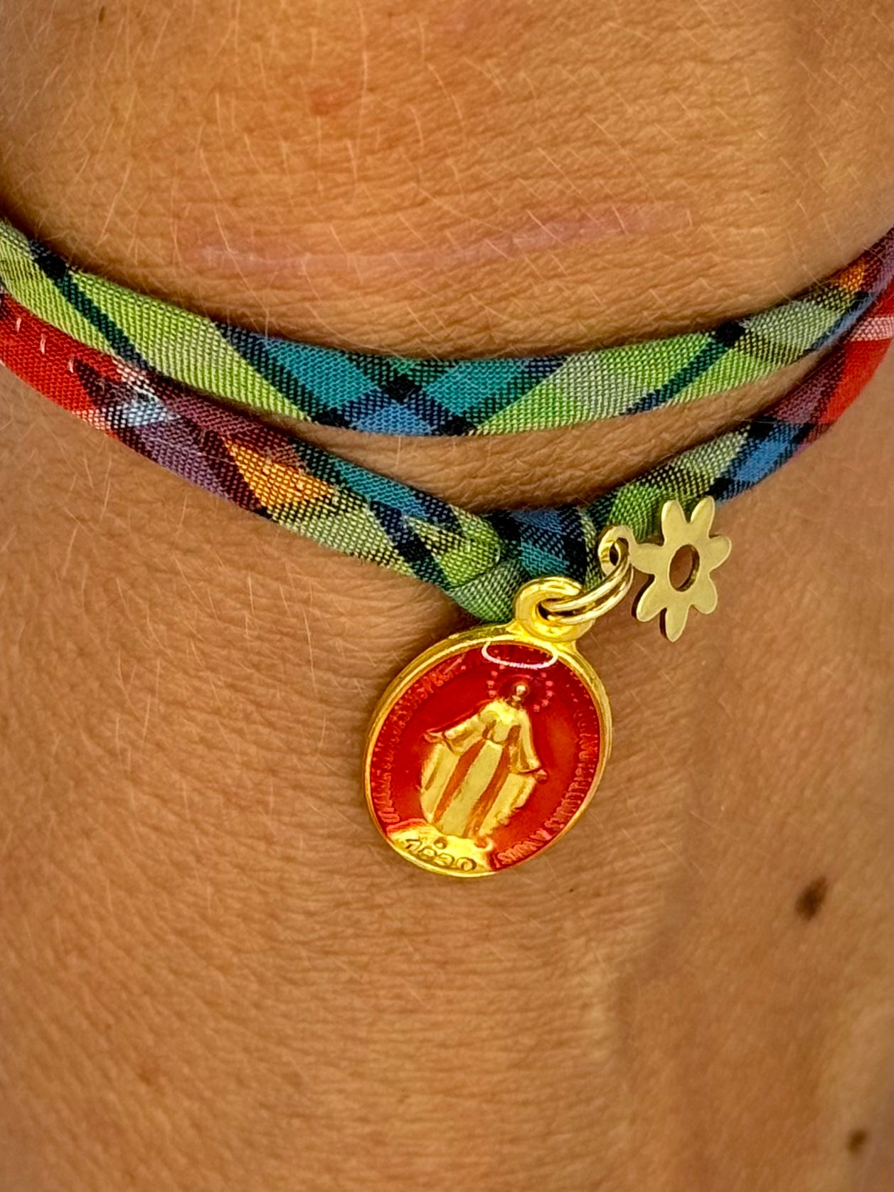 Amulette YÜYÜ - Médaille miraculeuse rouge et fleur dorée