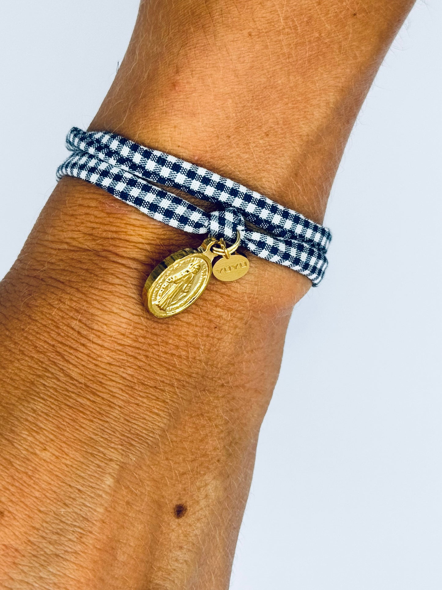 Amulette YÜYÜ - vichy bleu marine vierge et médaille YÜYÜ