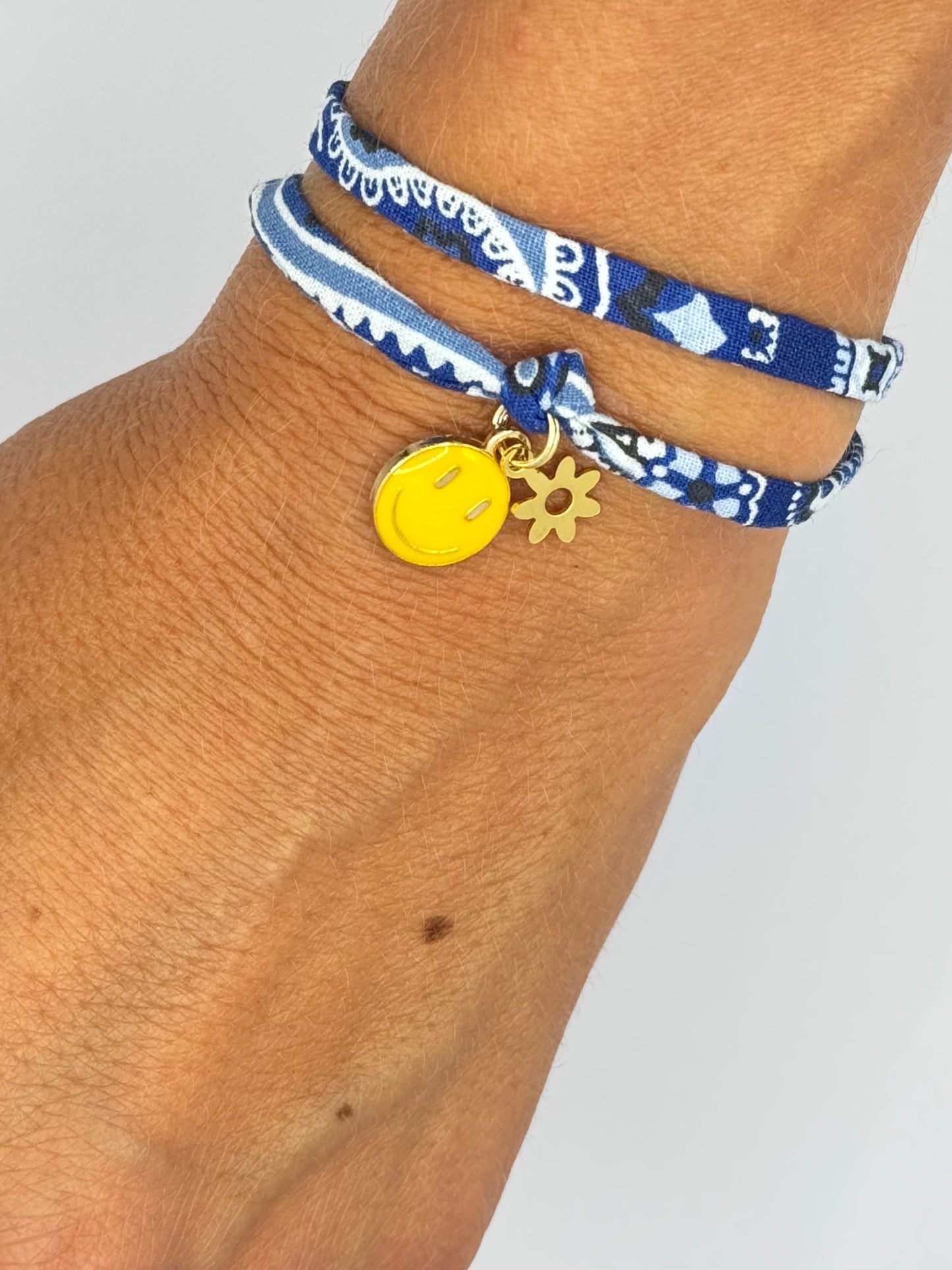 Amulette YÜYÜ - bandana bleu smiley jaune et fleur dorée