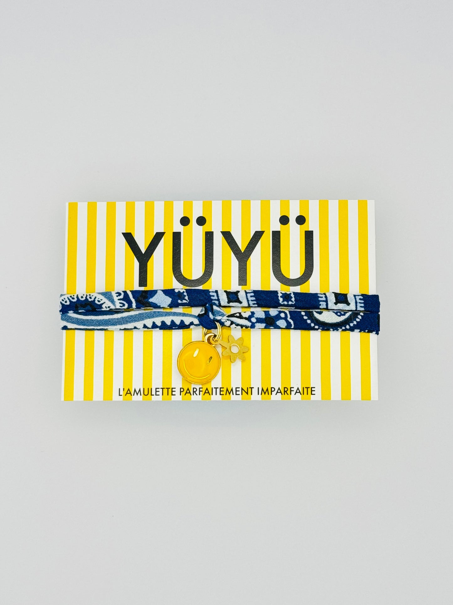 Amulette YÜYÜ - bandana bleu smiley jaune et fleur dorée