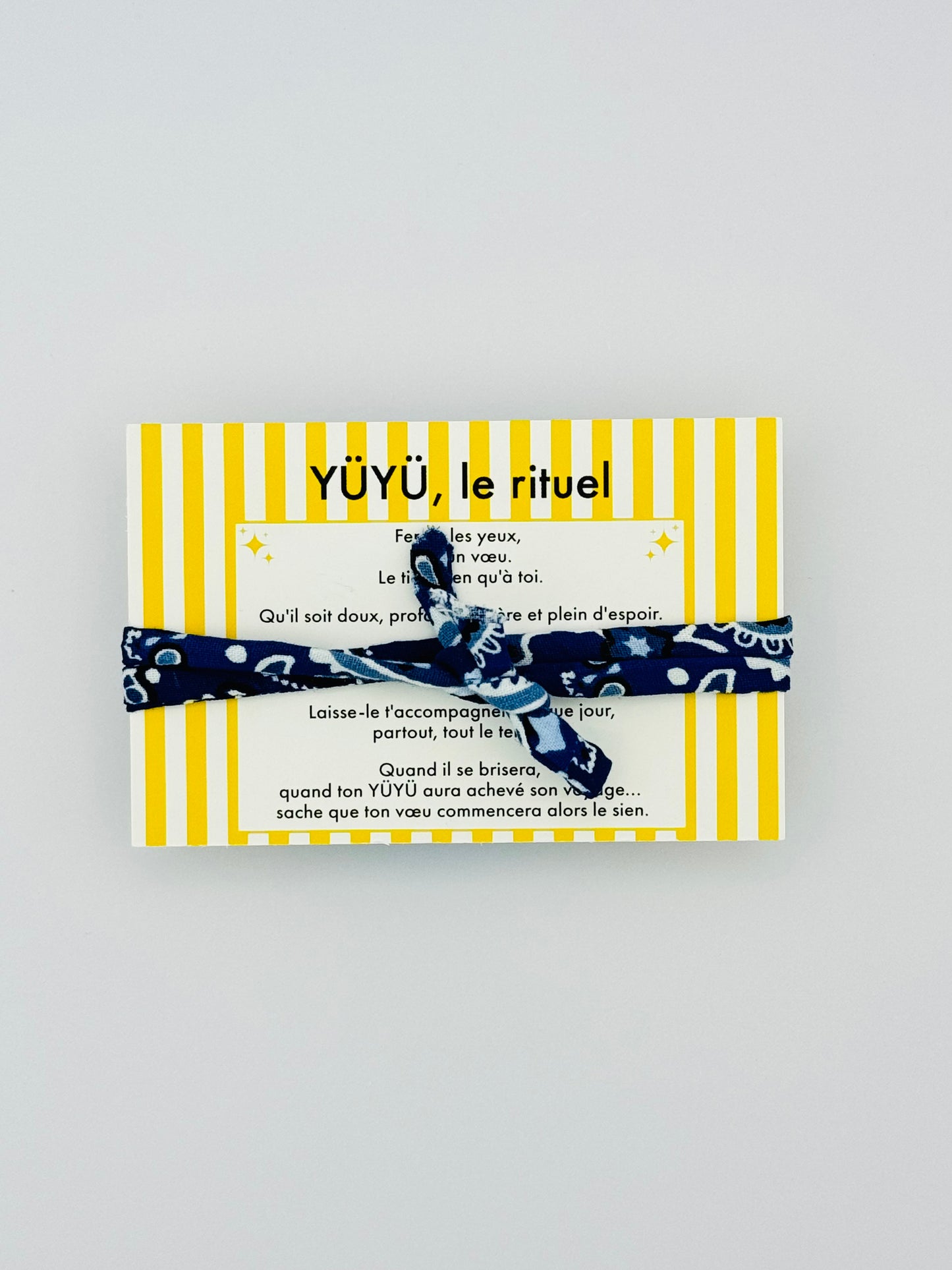 Amulette YÜYÜ - bandana bleu smiley jaune et fleur dorée