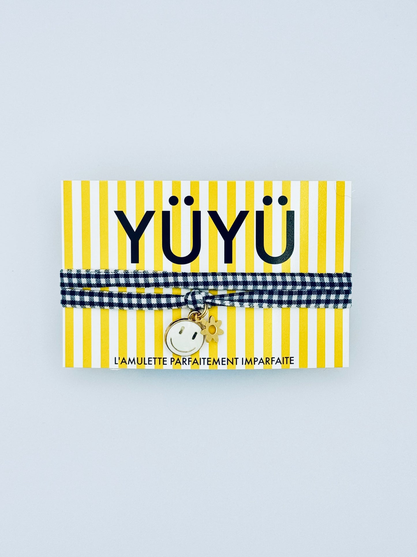 Amulette YÜYÜ - vichy marine, smiley blanc & fleur dorée