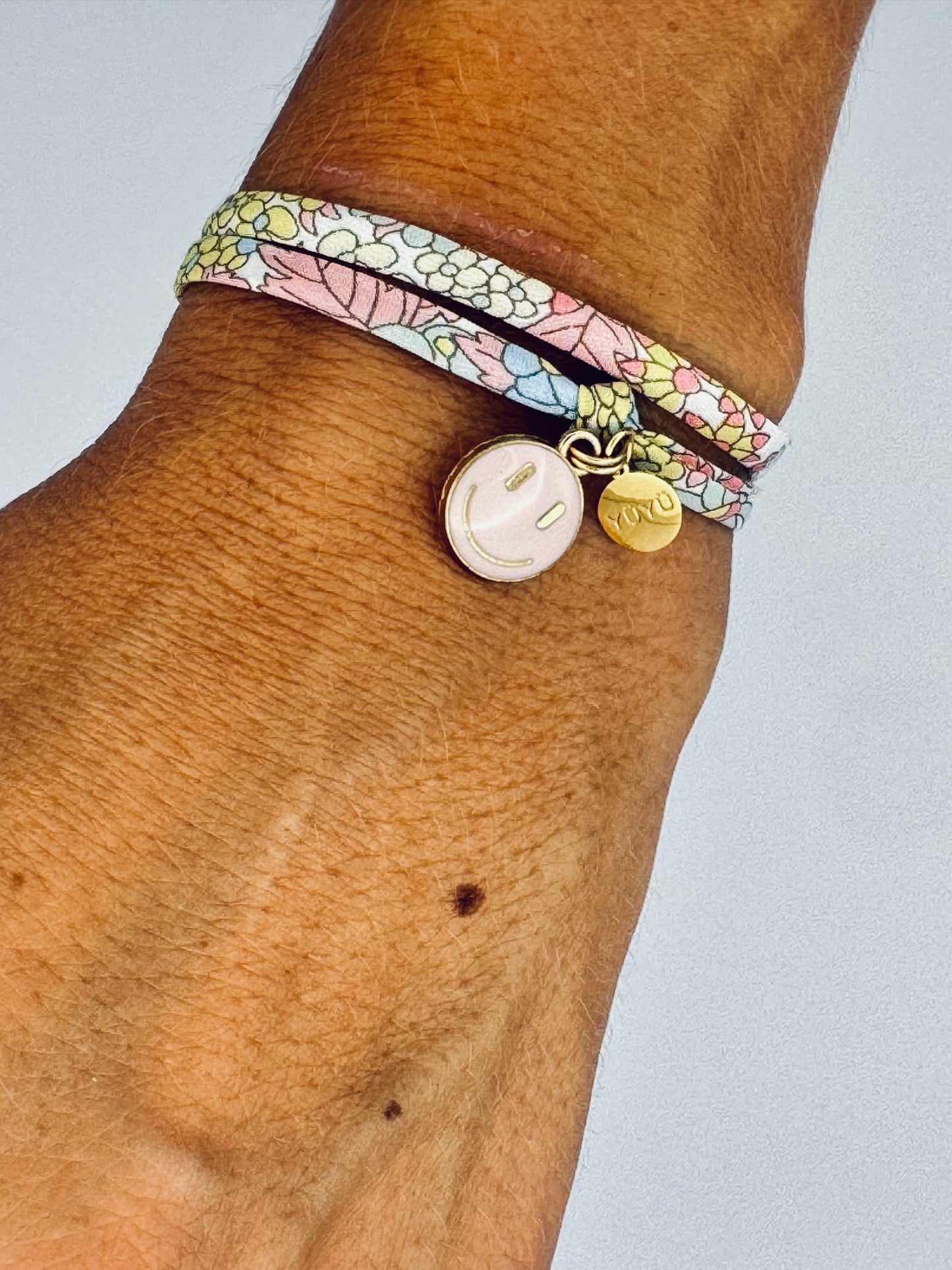 Amulette YÜYÜ - liberty, smiley rose & médaille dorée YÜYÜ